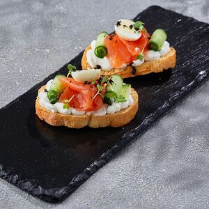 Брускетта с лососем, огурцом и сливочным кремом