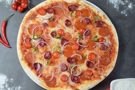 Пицца с пеперони и охотничьими колбасками (острая)