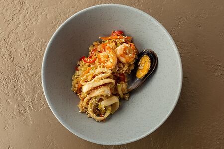 Рис с морепродуктами, овощами и соусом терияки