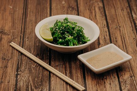 Чука-салат с ореховым соусом