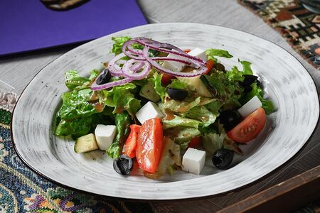 Греческий салат из свежих овощей