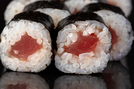 Ролл с тунцом