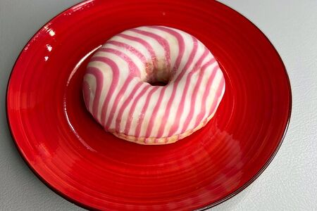 Донат Панна котта с начинкой из малины и творожного сыра