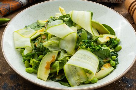 Большой зеленый салат