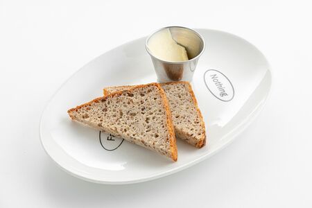 Безглютеновый хлеб с маслом