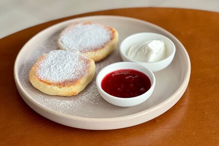 Сырники со сметаной и джемом