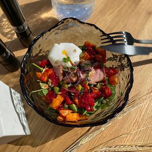 Салат с тунцом, яйцом пашот, тыквенными семечками, эдамаме, бататом и малиновой заправкой
