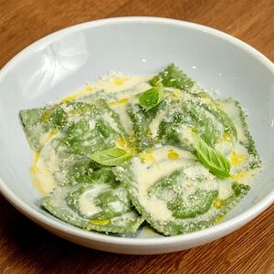 Равиоли с рикоттой и шпинатом в сливочном соусе