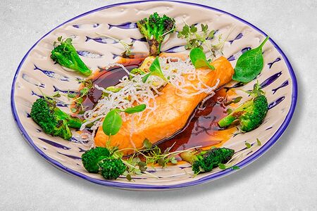 Стейк из лосося в соусе терияки с легким овощным салатом