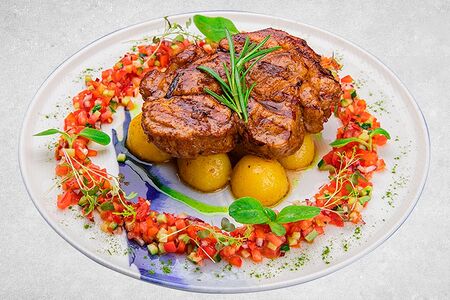 Стейк из свинины с сальсой из овощей и картофелем стоун