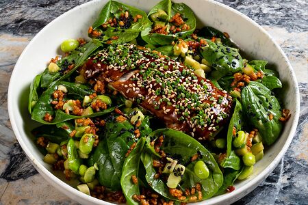 Салат с угрём, хрустящий рис, битые огурцы