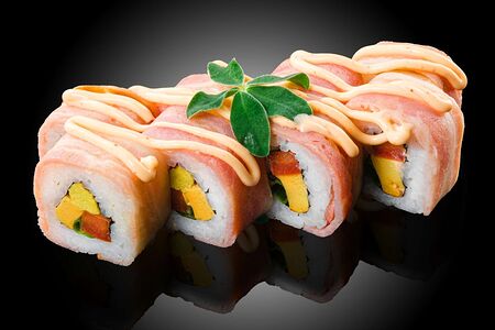 Ролл с беконом