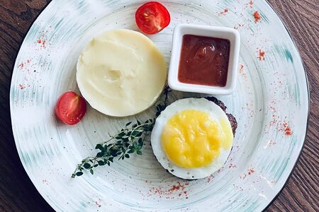 Бифштекс говяжий с яйцом и картофельным пюре 