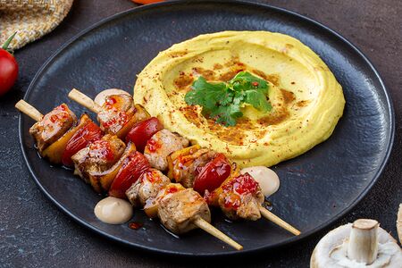 Куриный шашлык с хумусом 