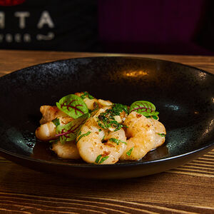 Тигровые креветки с чесноком и зеленью