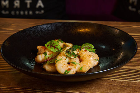 Тигровые креветки с чесноком и зеленью