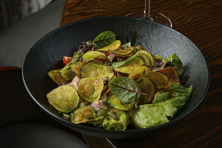 Салат с ростбифом с острым соусом и картофельными чипсами