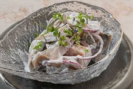 Грузди со сметаной и красным луком