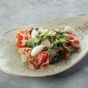 Салат с хамоном, грушей и сливочным сыром 