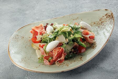 Салат с хамоном, грушей и сливочным сыром 