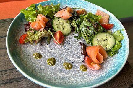 Салат со слабосоленым лососем и рукколой