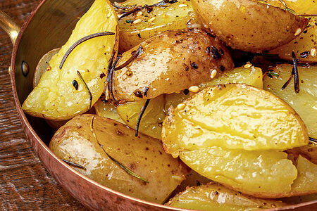 Печеный картофель с розмарином