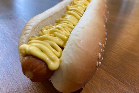 Хот-дог с сырным соусом