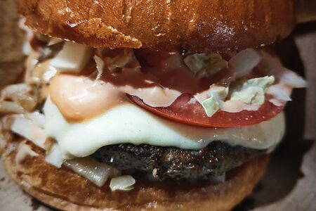 Бургер с грушей фламбе 