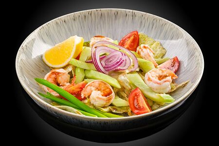 Салат с тигровой креветкой под соусом ясай 