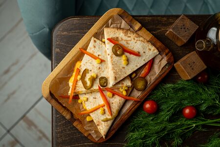 Кесадилья с охотничьими колбасками