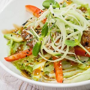 Теплый салат с курицей