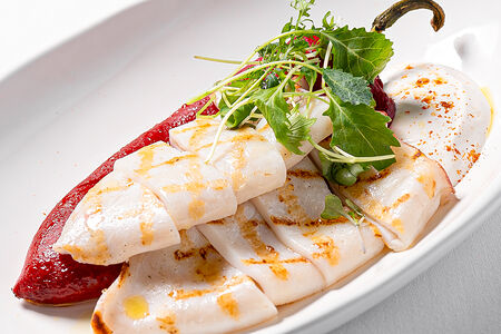 Кальмар на гриле с печёным перцем рамиро и соусом ромеско