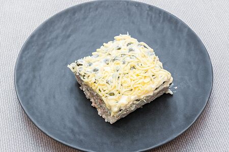 Салат слоеный с горбушей