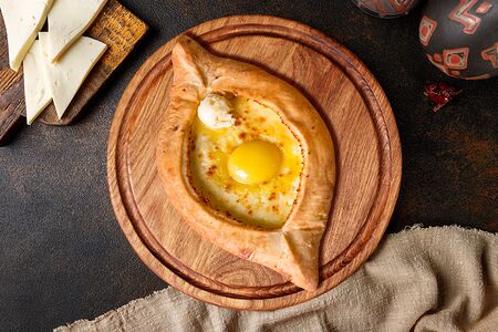 Хачапури по-аджарски с яйцом