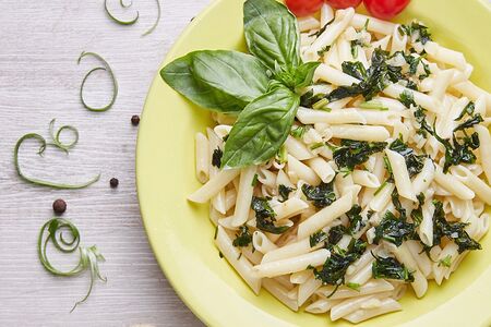 Макароны пенне с базиликом