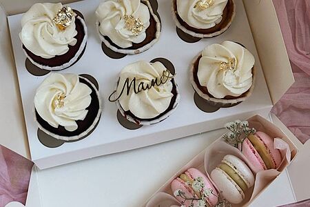 Набор капкейков ассорти и макаронс