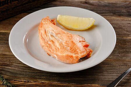 Стейк из лосося на пару