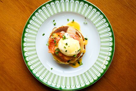 Панкейки с лососем, яйцом Бенедикт и крем-чизом