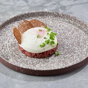 Тартар из мраморной говядины с картофельными чипсами