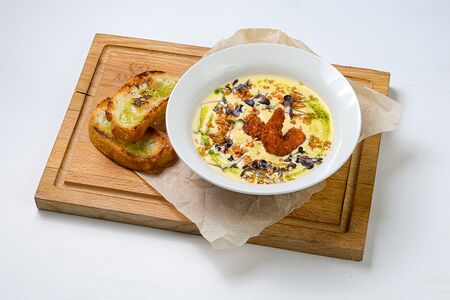 Крем-суп сырный с креветками панко