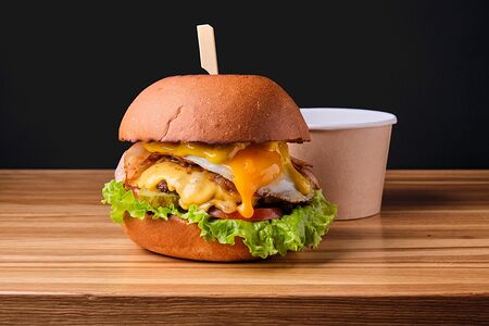 Похмельный бургер с соленьями и крепким говяжьим бульоном Яс