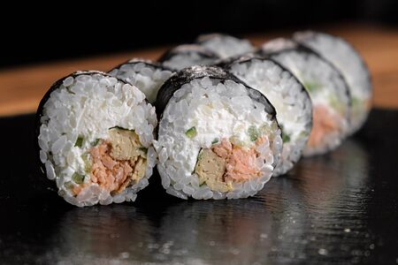 Футомаки с лососем терияки