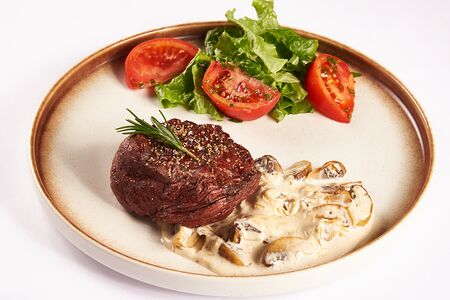 Стейк миньон в сливочном соусе из шампиньонов