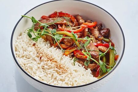 Утка в сливовом соусе с рисом и овощами