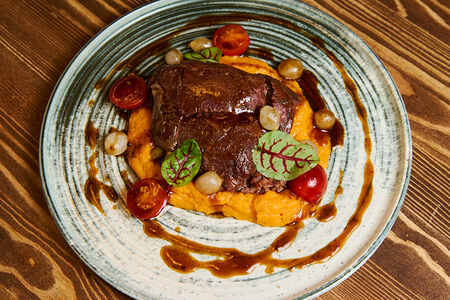 Нежные телячьи щечки с пюре из батата