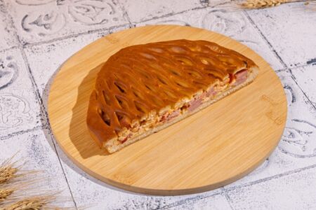 Половина пирога с ветчиной и сыром