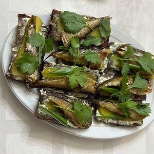 Канапе со шпротами 