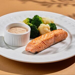 Лосось с брокколи и цветной капустой