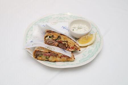 Гирос с сувлаки из ягнёнка