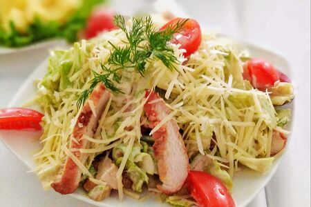 Салат Цезарь с курицей